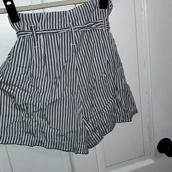 Abercrombie High Waisted Striped Paper Bag shorts - Picture 3 of 4